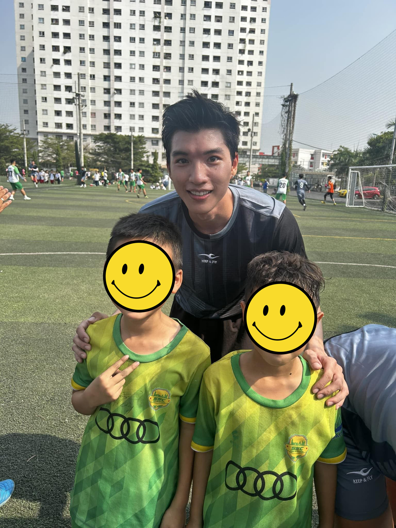 Nam rapper được các "fan nhí" săn đón ngay tại sân bóng. Nam rapper được các "fan nhí" săn đón ngay tại sân bóng.