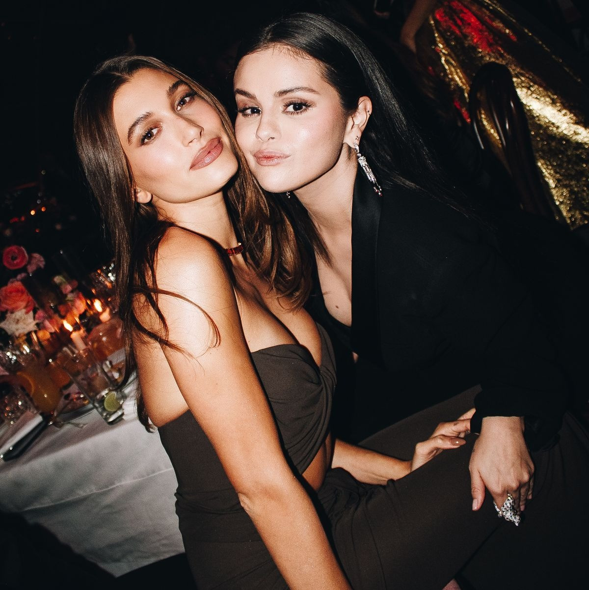 Hailey Bieber từng nói chuyện với Selena Gomez trong một bữa tiệc. Hailey Bieber từng nói chuyện với Selena Gomez trong một bữa tiệc.