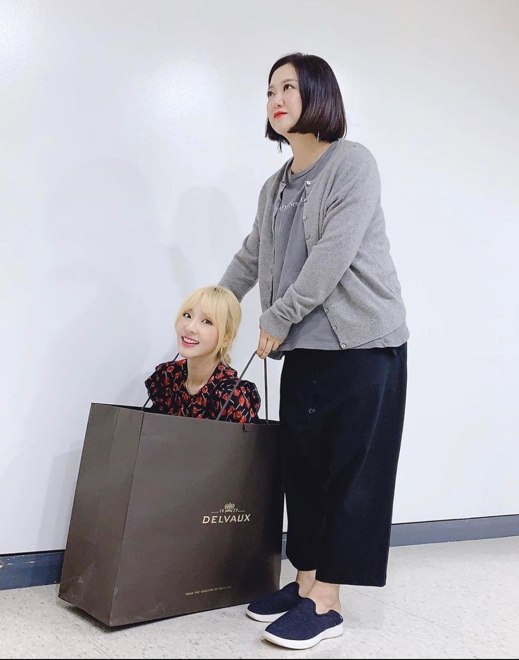 Nhan sắc “bị thời gian bỏ quên” của cô nàng Dara khiến cho màn “bắt trend” thêm cuốn hút.