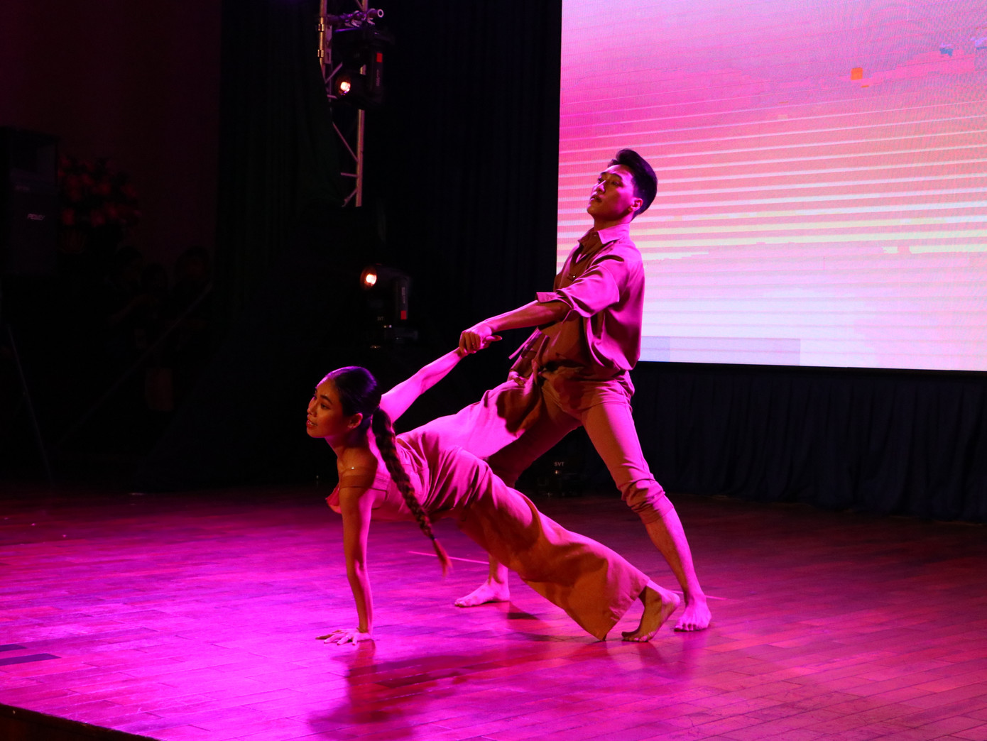 Cặp đôi nghệ sĩ Xuân Thảo, Đình Lộc thăng hoa với phần trình diễn đầy cảm xúc.