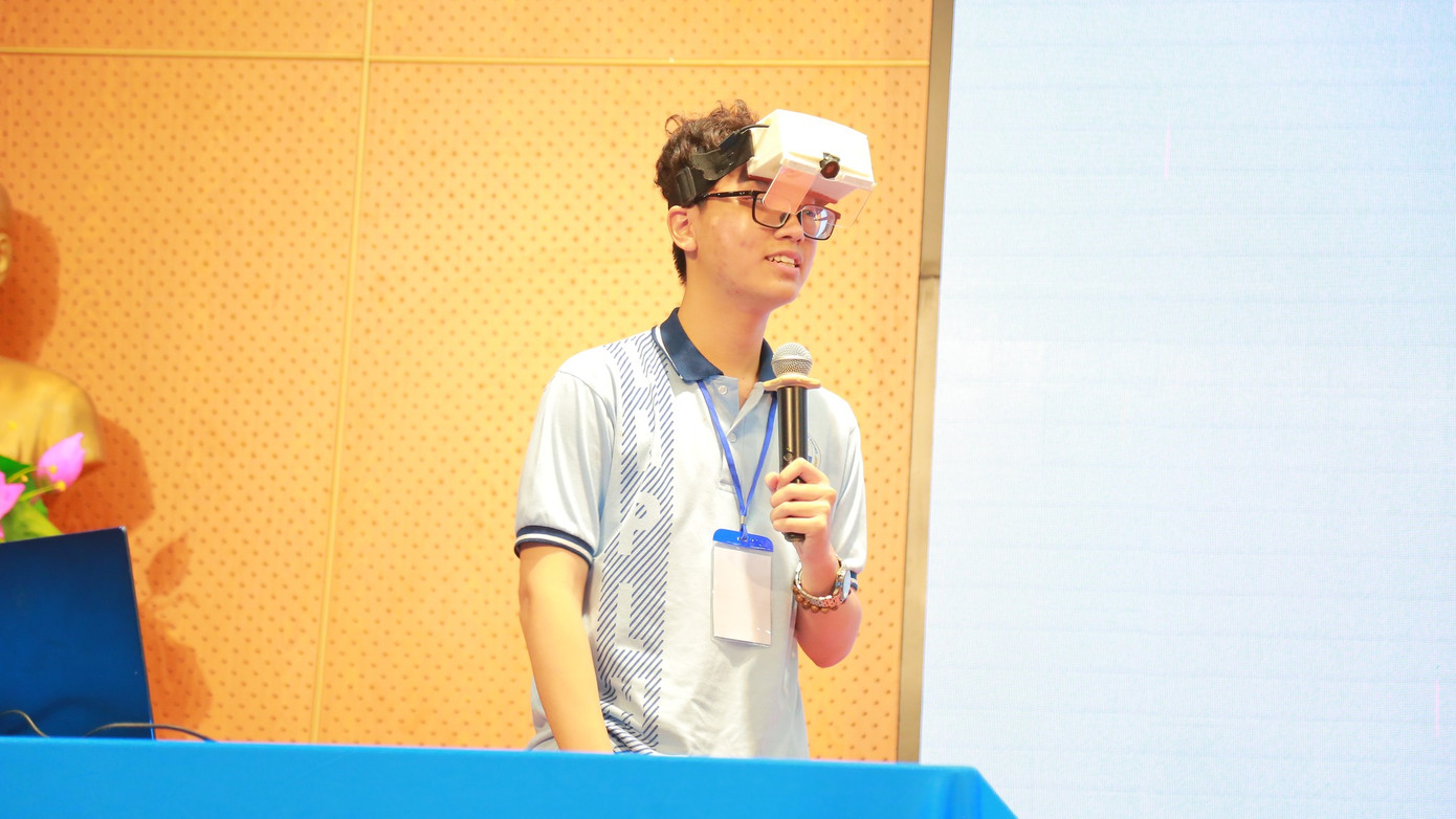 Phần trình bày sản phẩm độc đáo giúp Nhật Huy "ẵm" trọn giải nhất. Ảnh: Cuộc thi Sáng tạo thanh thiếu niên nhi đồng TP.HCM Phần trình bày sản phẩm độc đáo giúp Nhật Huy "ẵm" trọn giải nhất. Ảnh: Cuộc thi Sáng tạo thanh thiếu niên nhi đồng TP.HCM