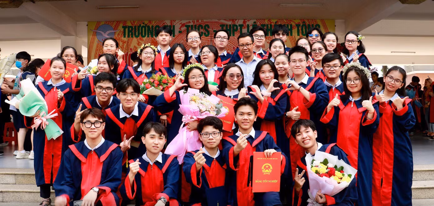 Các "học bá" lớp 12B2 trong lễ tốt nghiệp THPT. Ảnh: NVCC