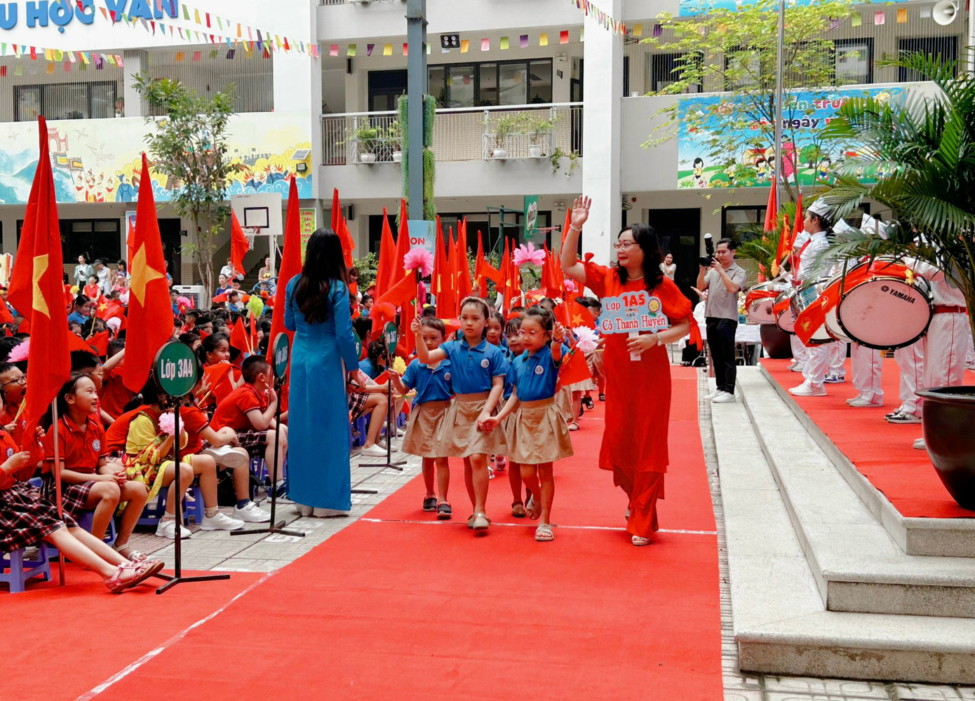 Các thầy cô trường Tiểu học Thành Công B chào đón lứa “gà con” lớp 1. Các thầy cô trường Tiểu học Thành Công B chào đón lứa “gà con” lớp 1.