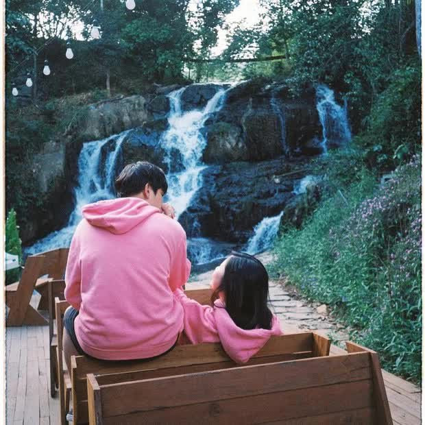 Cô gái trong bức ảnh được cho là có nhiều đường nét rất giống với Uyển Ân. Cô gái trong bức ảnh được cho là có nhiều đường nét rất giống với Uyển Ân.