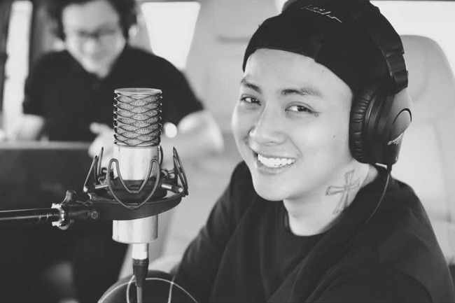 Thời điểm thể hiện hit Hoa Nở Không Màu, Hoài Lâm đã có một số sự thay đổi về ngoại hình.