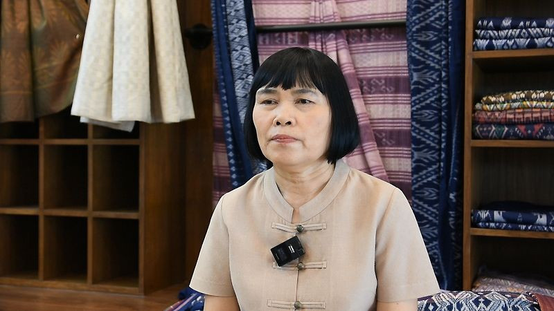 Bà Suwimon Chaiwong, 61 tuổi, người thiết kế chiếc chân váy.