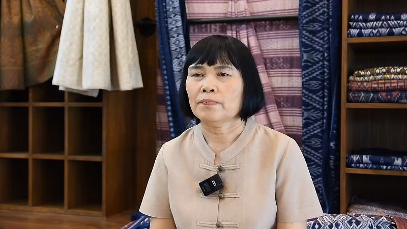Bà Suwimon Chaiwong, 61 tuổi, người thiết kế chiếc chân váy.