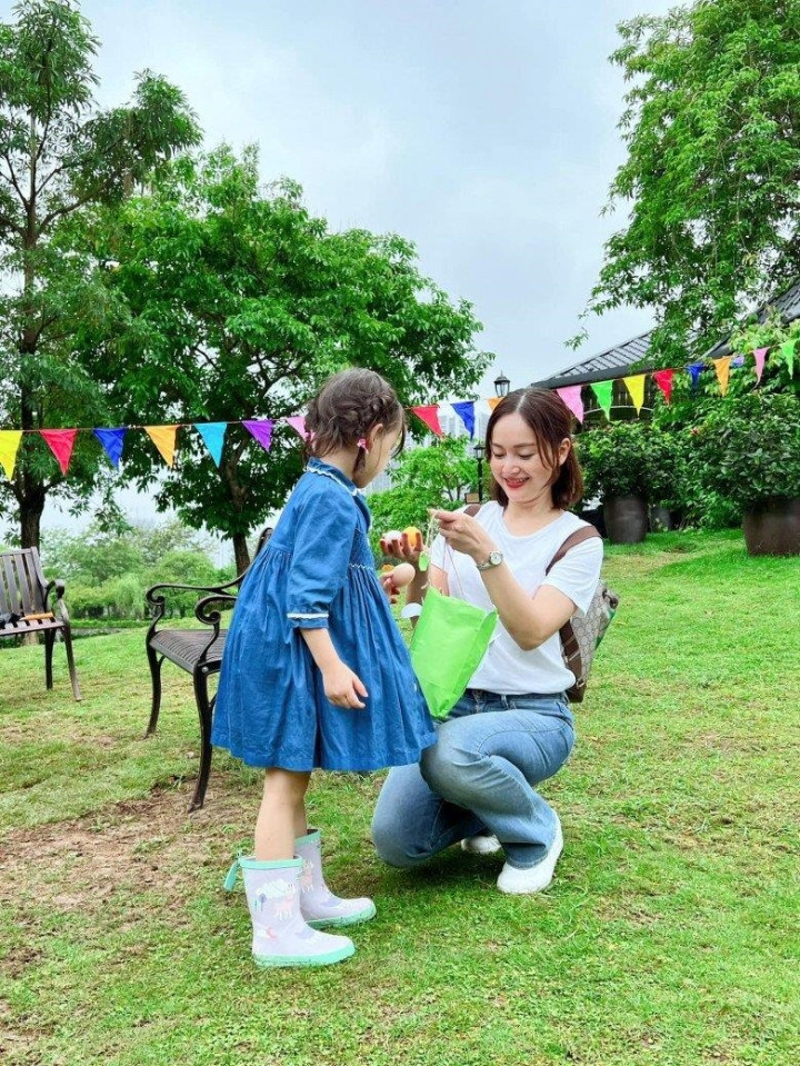 Con gái Lan Phương sở hữu nét đẹp của bố lẫn mẹ với chiều cao đáng nể.