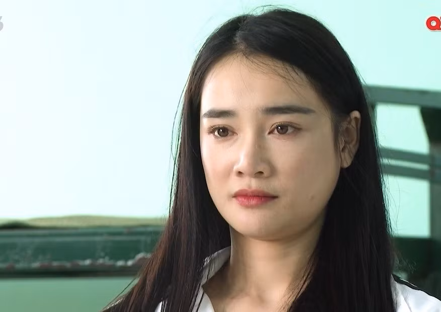 Nhã Phương trang điểm nhẹ nhàng trước ống kính.