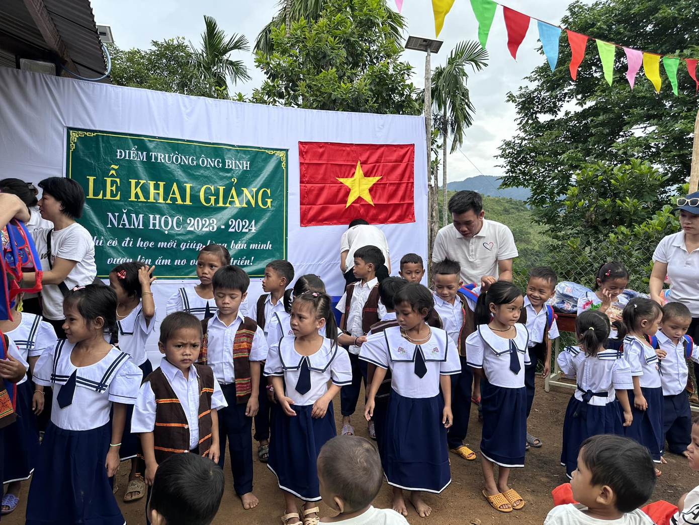 Những chiếc áo trắng tinh khôi lần đầu được khoác lên. Ảnh: Nguyễn Bình Nam Những chiếc áo trắng tinh khôi lần đầu được khoác lên. Ảnh: Nguyễn Bình Nam