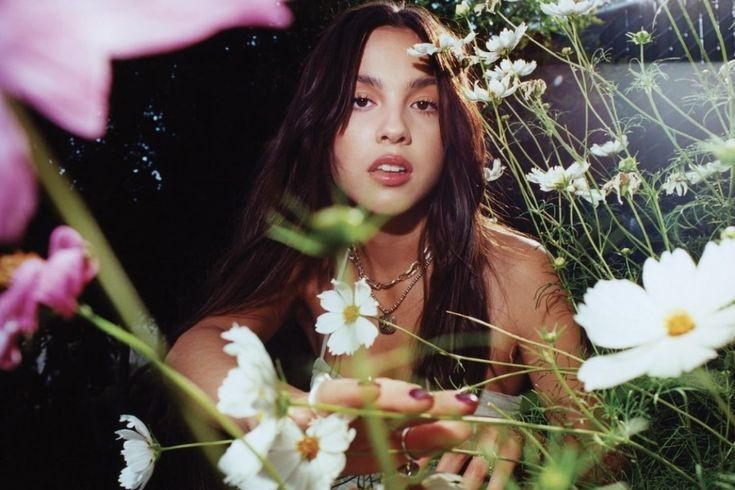 GUTS như một hành trình đưa ta khám phá thế giới nội tâm của nữ ca sĩ. GUTS như một hành trình đưa ta khám phá thế giới nội tâm của nữ ca sĩ.