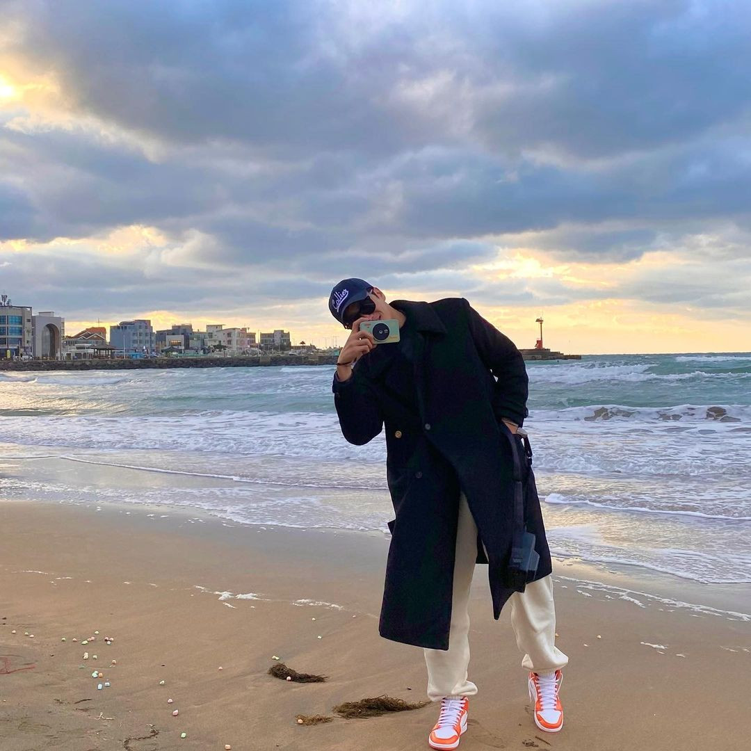 Với chiều cao ấn tượng gần 1m9, Ahn Bo Hyun tự tin &quot;cân đẹp&quot; măng tô dáng dài. Anh kết hợp cùng quần thụng, giày thể thao và mũ lưỡi trai tạo nên tổng thể vừa thanh lịch vừa năng động.