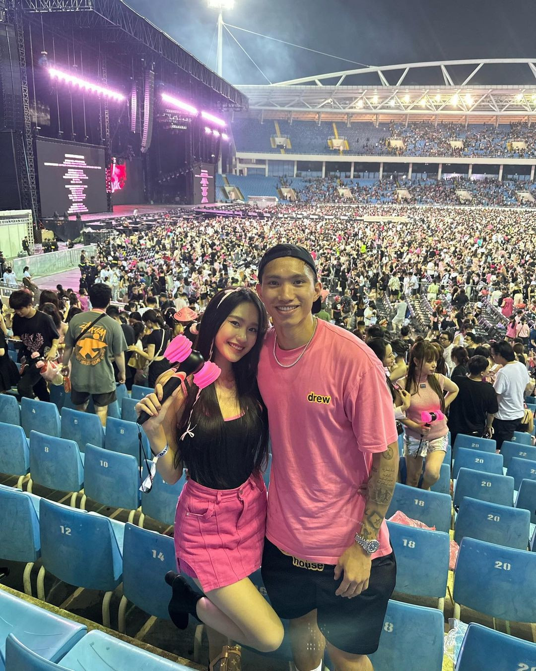 Hình ảnh Văn Hậu cùng bạn gái đi xem show BLACKPINK tại Hà Nội nhận tương tác khủng.