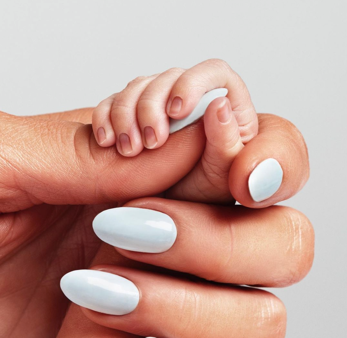 Paris thông báo cho người hâm mộ biết về sự xuất hiện của con trai trên Instagram. Paris thông báo cho người hâm mộ biết về sự xuất hiện của con trai trên Instagram.