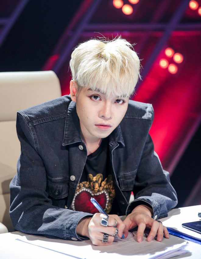 Đức Phúc từng vướng tranh cãi với vai trò giám khảo tại The Debut.