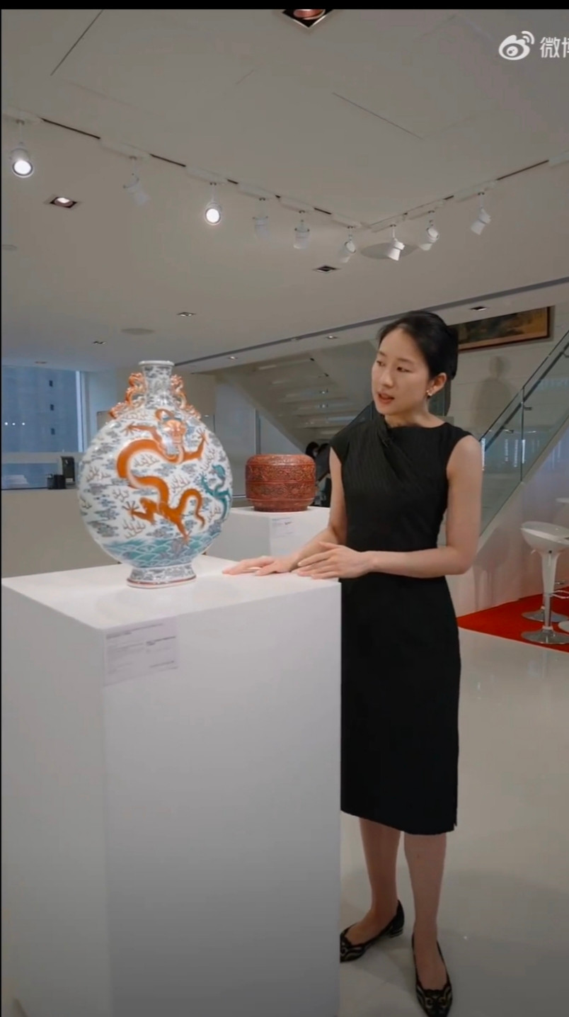 Lương Linh dành nhiều thời gian nghiên cứu giá trị của những món đồ cổ. Nguồn: Weibo Lương Linh dành nhiều thời gian nghiên cứu giá trị của những món đồ cổ. Nguồn: Weibo