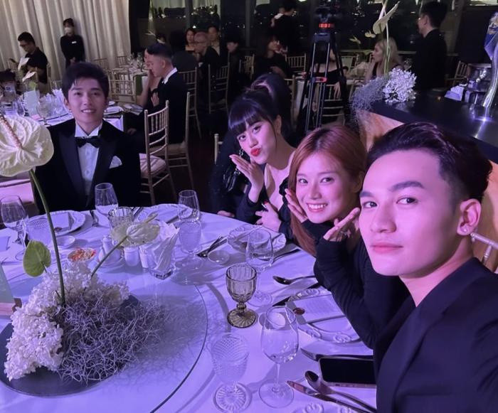 Không gian tiệc cưới khá đơn giản với gam màu đen trắng.