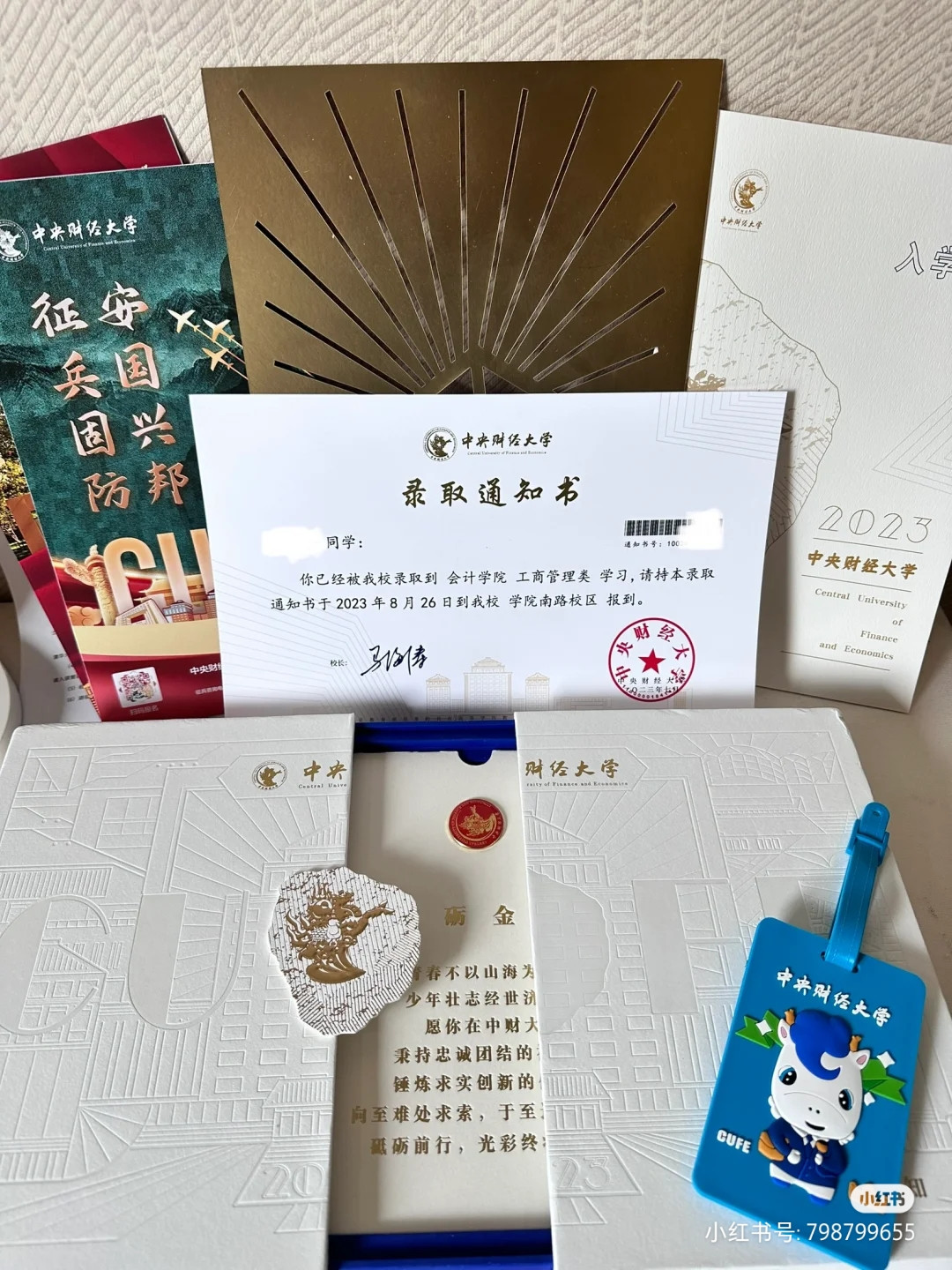 Combo giấy nhập học, thẻ sinh viên và quà tặng của Đại học Kinh tế Tài chính Trung ương. Combo giấy nhập học, thẻ sinh viên và quà tặng của Đại học Kinh tế Tài chính Trung ương.