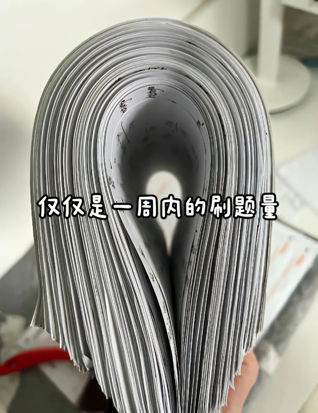Sĩ tử luôn trong tình trạng căng thẳng khi đối diện với lượng lớn đề thi thử. Nguồn: Echo～臻芮