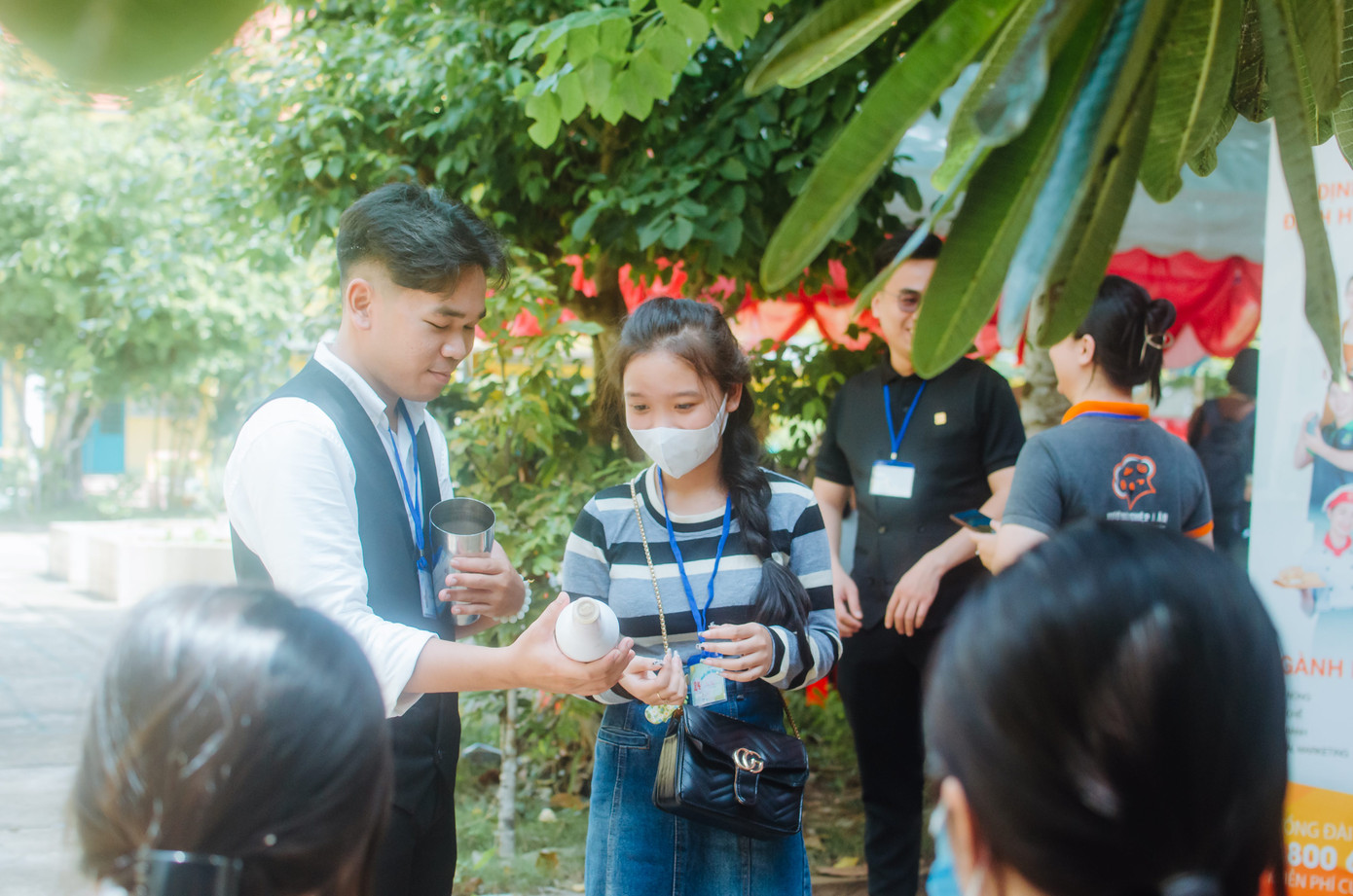 Các học sinh được trải nghiệm học pha chế và nhiều thao tác thực hành nghề cơ bản.