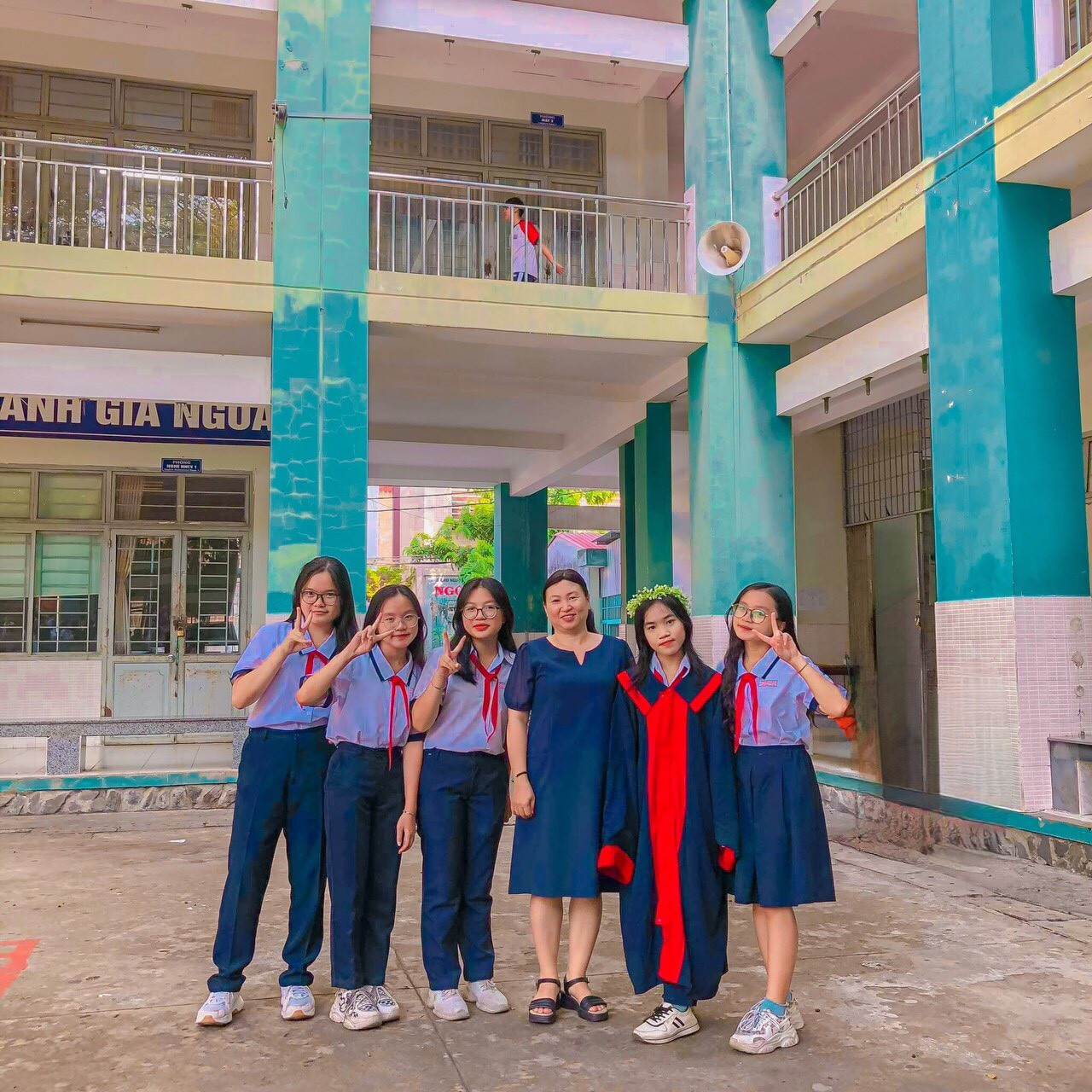 Gia đình, bạn bè và thầy cô luôn bên cạnh hỗ trợ cô bạn trên hành trình thi vào lớp 10. Gia đình, bạn bè và thầy cô luôn bên cạnh hỗ trợ cô bạn trên hành trình thi vào lớp 10.