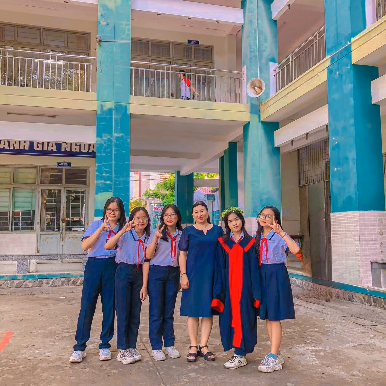 Gia đình, bạn bè và thầy cô luôn bên cạnh hỗ trợ cô bạn trên hành trình thi vào lớp 10.