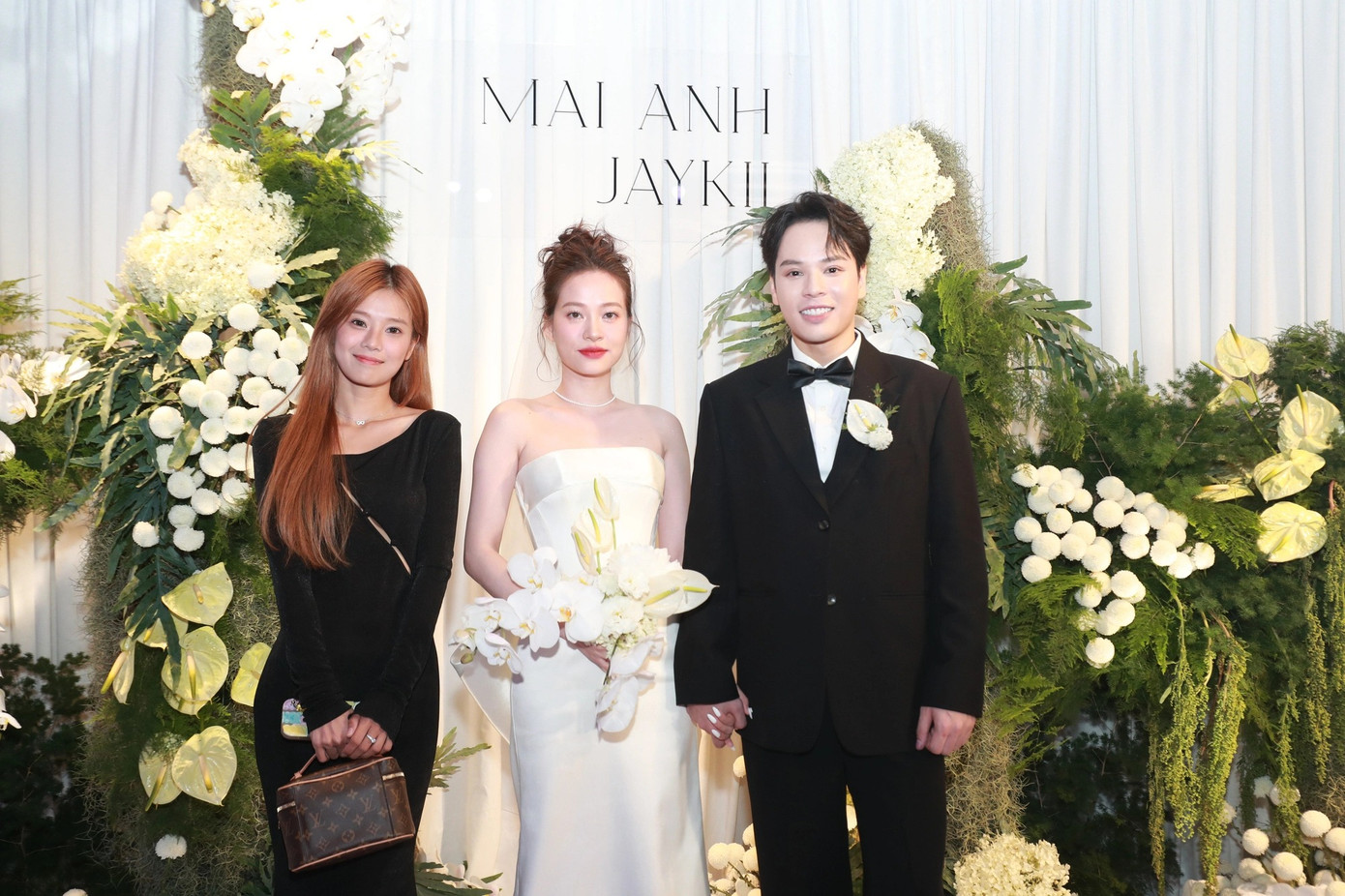 Hoàng Yến tranh thủ ghi lại khoảnh khắc đẹp cùng cô dâu chú rể.