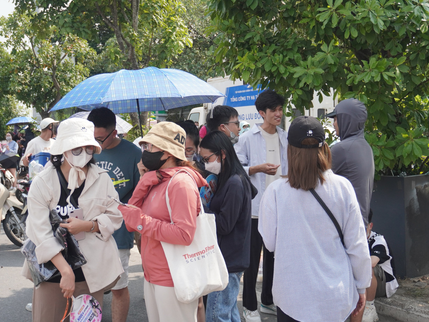 “Thị trường” vé sôi động trước cổng sân vận động Mỹ Đình.