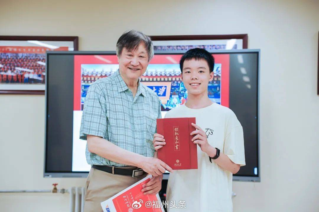 Nam sinh được chính tay viện trưởng tặng giấy báo trúng tuyển. Ảnh: Weibo Nam sinh được chính tay viện trưởng tặng giấy báo trúng tuyển. Ảnh: Weibo