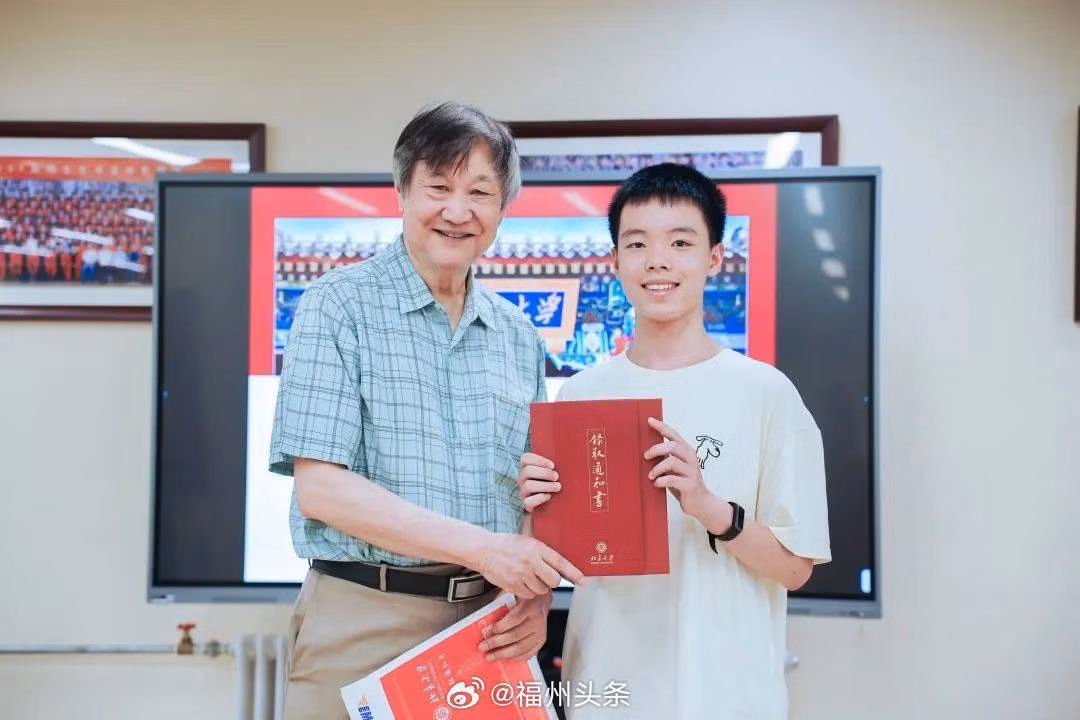 Nam sinh được chính tay viện trưởng tặng giấy báo trúng tuyển. Ảnh: Weibo Nam sinh được chính tay viện trưởng tặng giấy báo trúng tuyển. Ảnh: Weibo