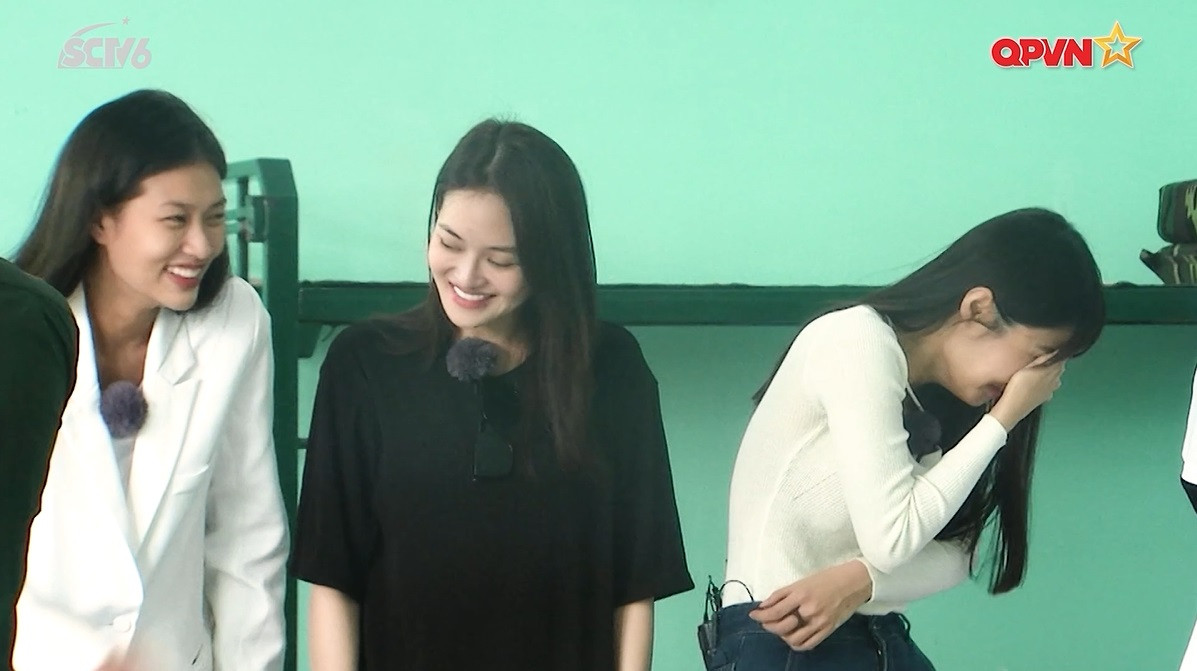 "Cây hài" Trang Hý khiến các đồng đội khác không khỏi nhịn cười. "Cây hài" Trang Hý khiến các đồng đội khác không khỏi nhịn cười.