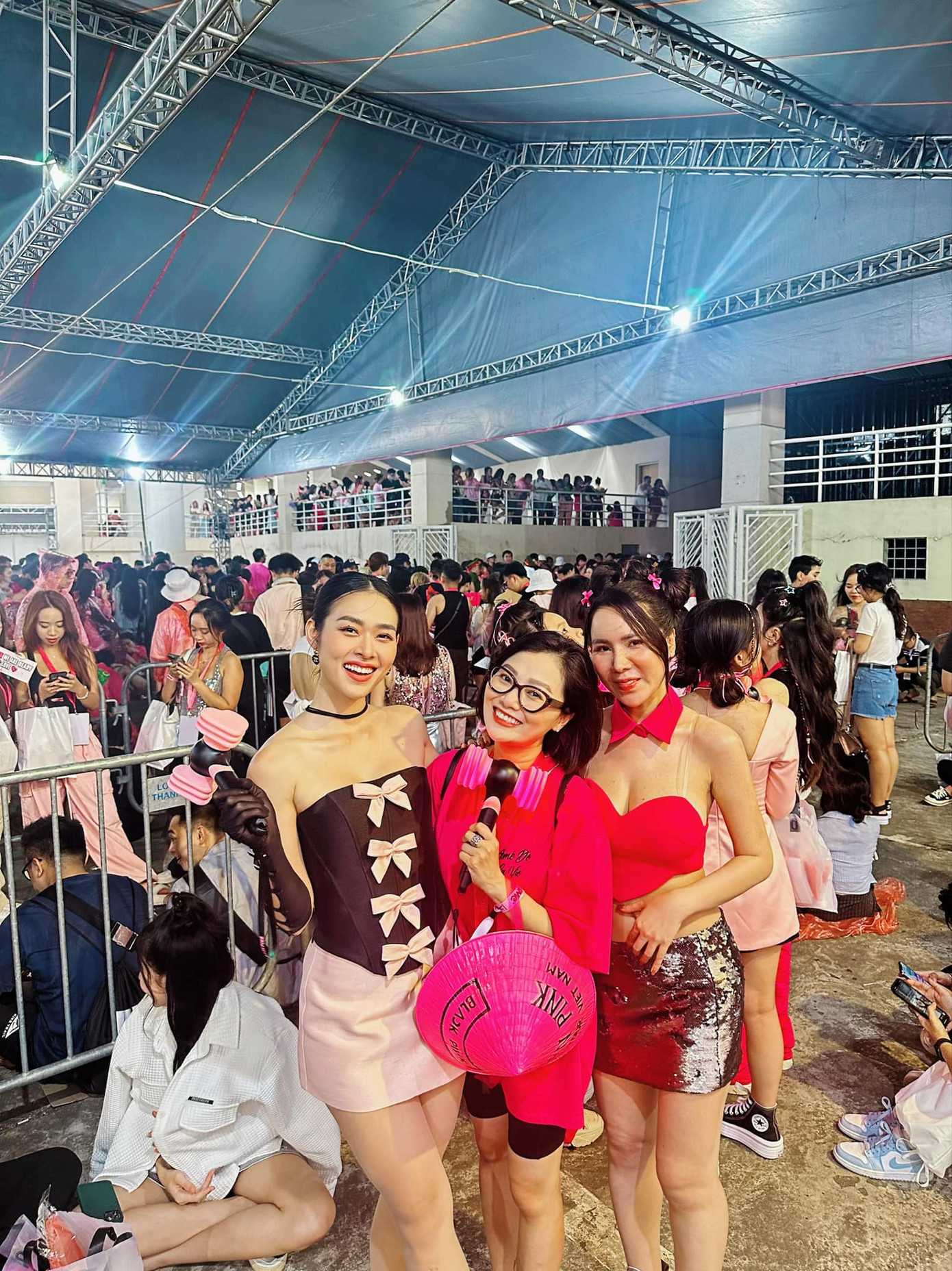 Nữ diễn viên diện trang phục chuẩn Hắc Hường chụp hình cùng bạn bè tại sân Mỹ Đình.