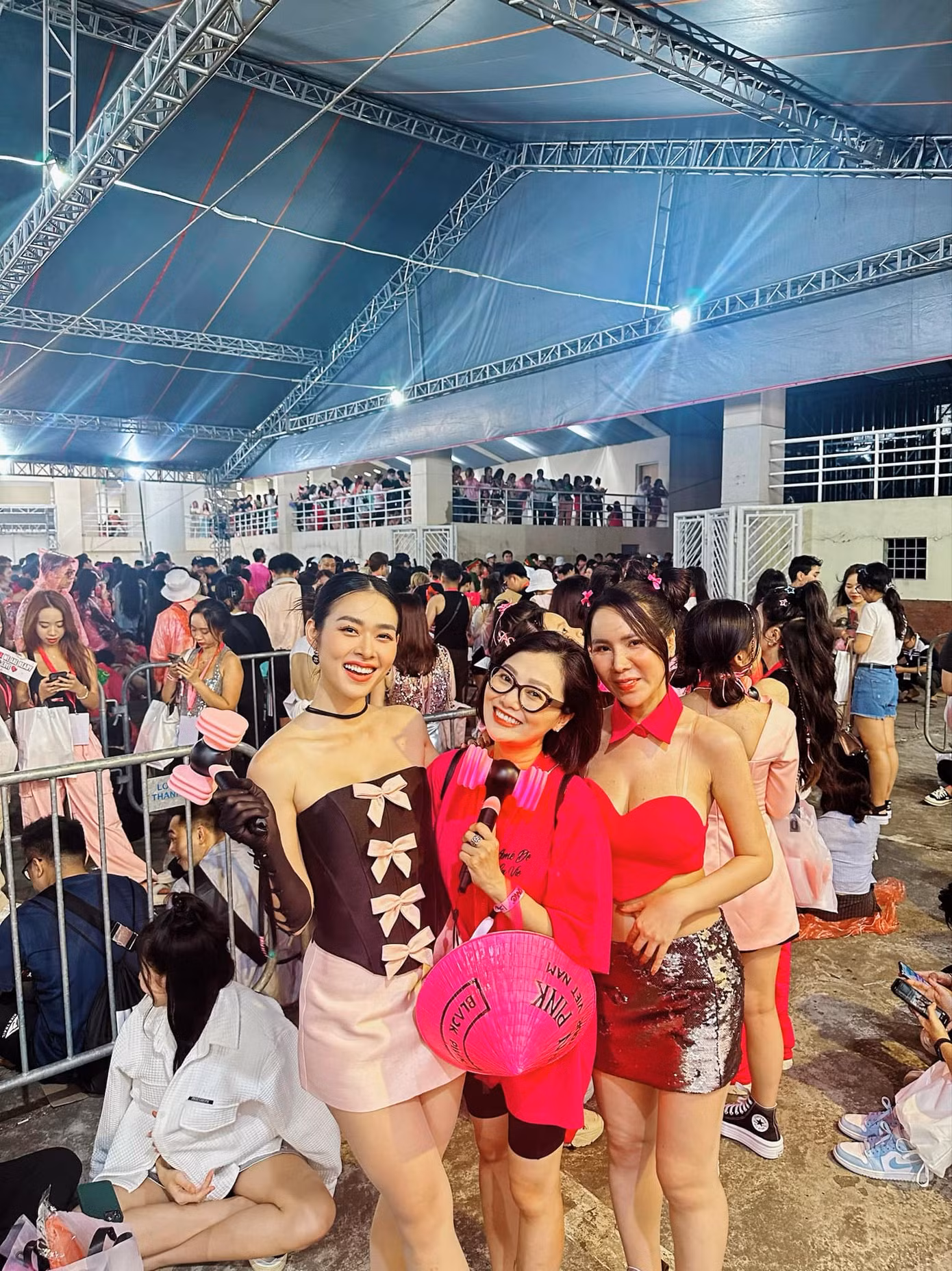 Nữ diễn viên diện trang phục chuẩn Hắc Hường chụp hình cùng bạn bè tại sân Mỹ Đình.