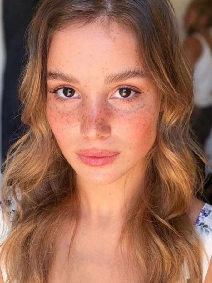 Alba Baptista sinh năm 1997 ở Lisbon, Bồ Đào Nha, là một Cự Giải chính hiệu. Vợ của Chris Evans sở hữu vẻ đẹp khỏe mạnh, thân hình cân đối với chiều cao 1m68.