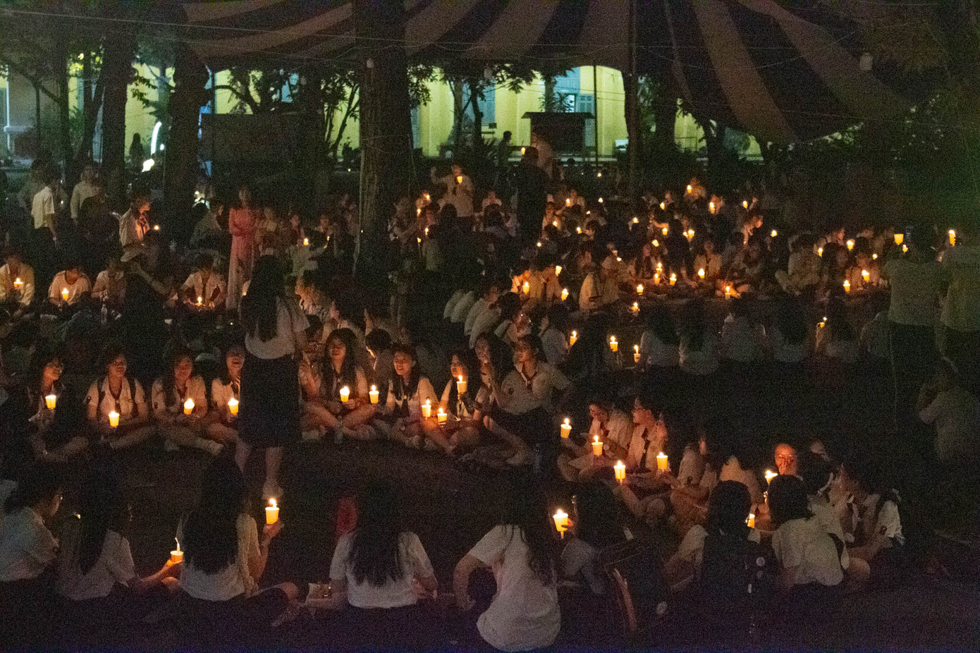 Khoảnh khắc hơn 600 ngọn nến lung linh giữa sân trường sẽ là một kỷ niệm khó quên trong lòng mỗi học sinh Minh Khai. Khoảnh khắc hơn 600 ngọn nến lung linh giữa sân trường sẽ là một kỷ niệm khó quên trong lòng mỗi học sinh Minh Khai.