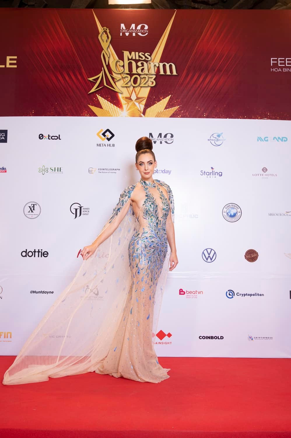 Hoa hậu Hoàn vũ 2005 Natalie Glebova nhận về cơn mưa lời khen khi xuất hiện lộng lẫy tại Việt Nam. Hoa hậu Hoàn vũ 2005 Natalie Glebova nhận về cơn mưa lời khen khi xuất hiện lộng lẫy tại Việt Nam.