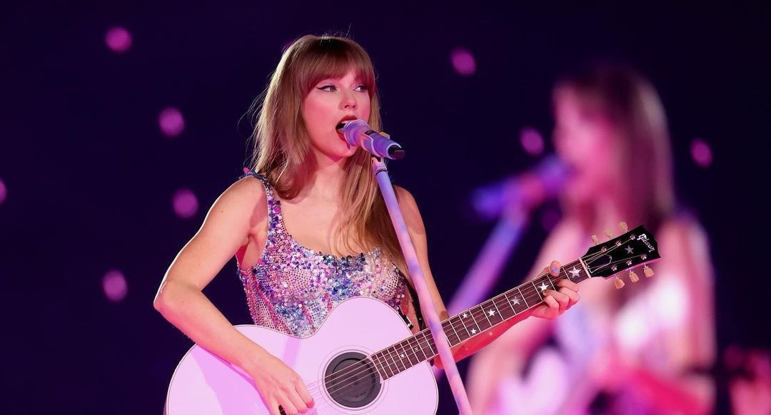 Taylor Swift luôn biểu diễn hết mình trên sân khấu. Taylor Swift luôn biểu diễn hết mình trên sân khấu.