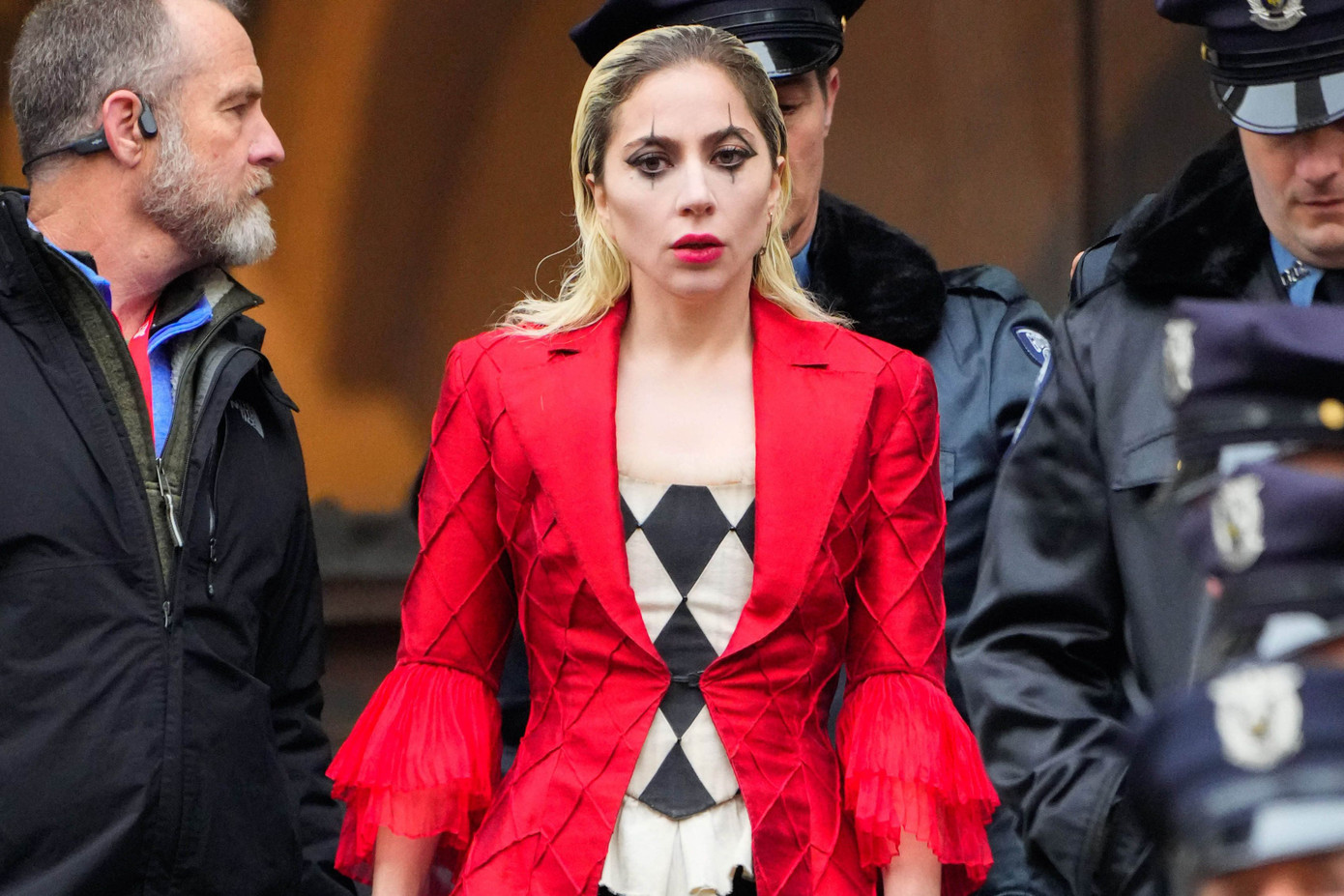 Lady Gaga trong tạo hình Harley Quinn trên phim trường Joker phần 2. Lady Gaga trong tạo hình Harley Quinn trên phim trường Joker phần 2.