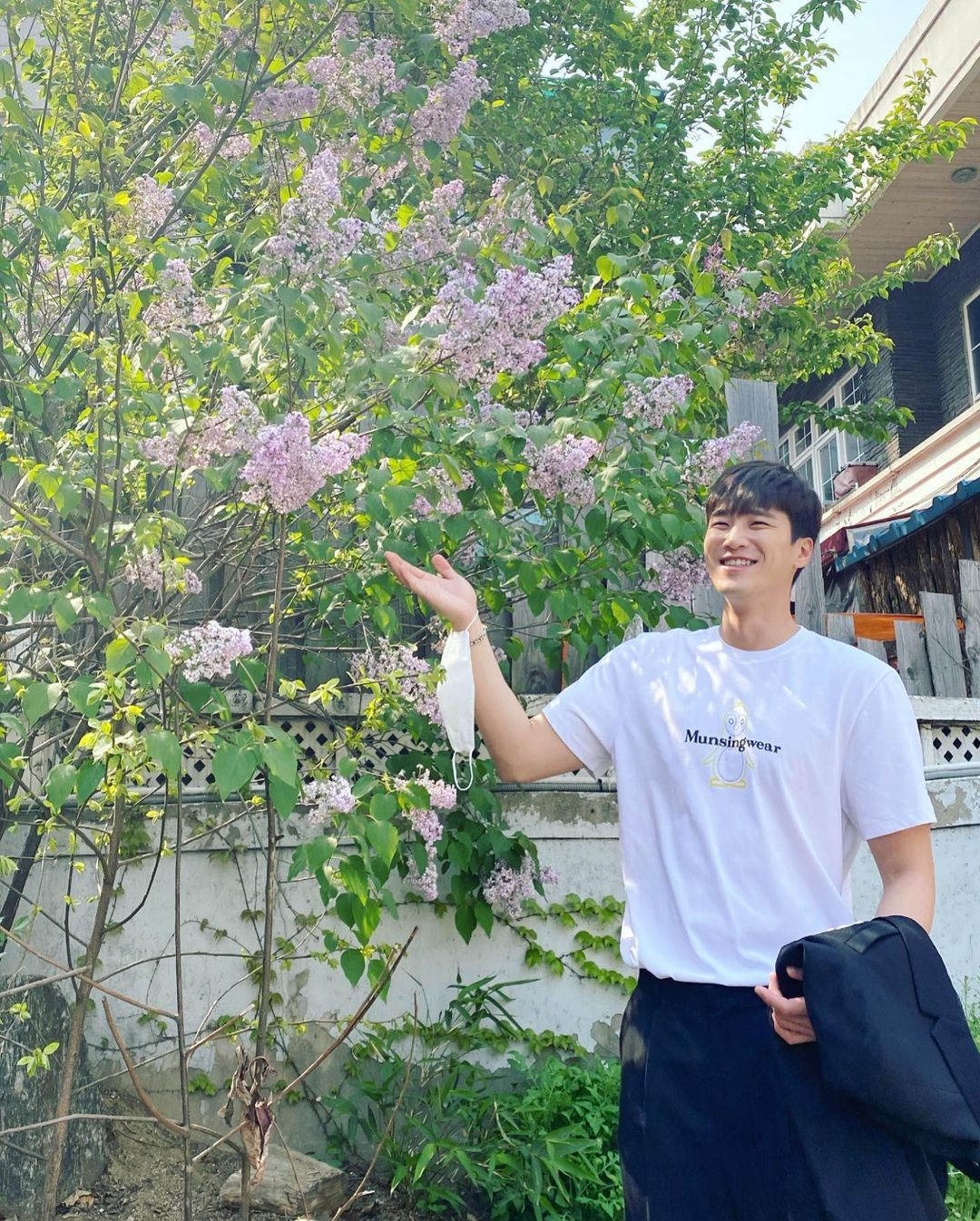 Ban trai Jisoo thường lựa chọn những tông màu cơ bản, trung tính.