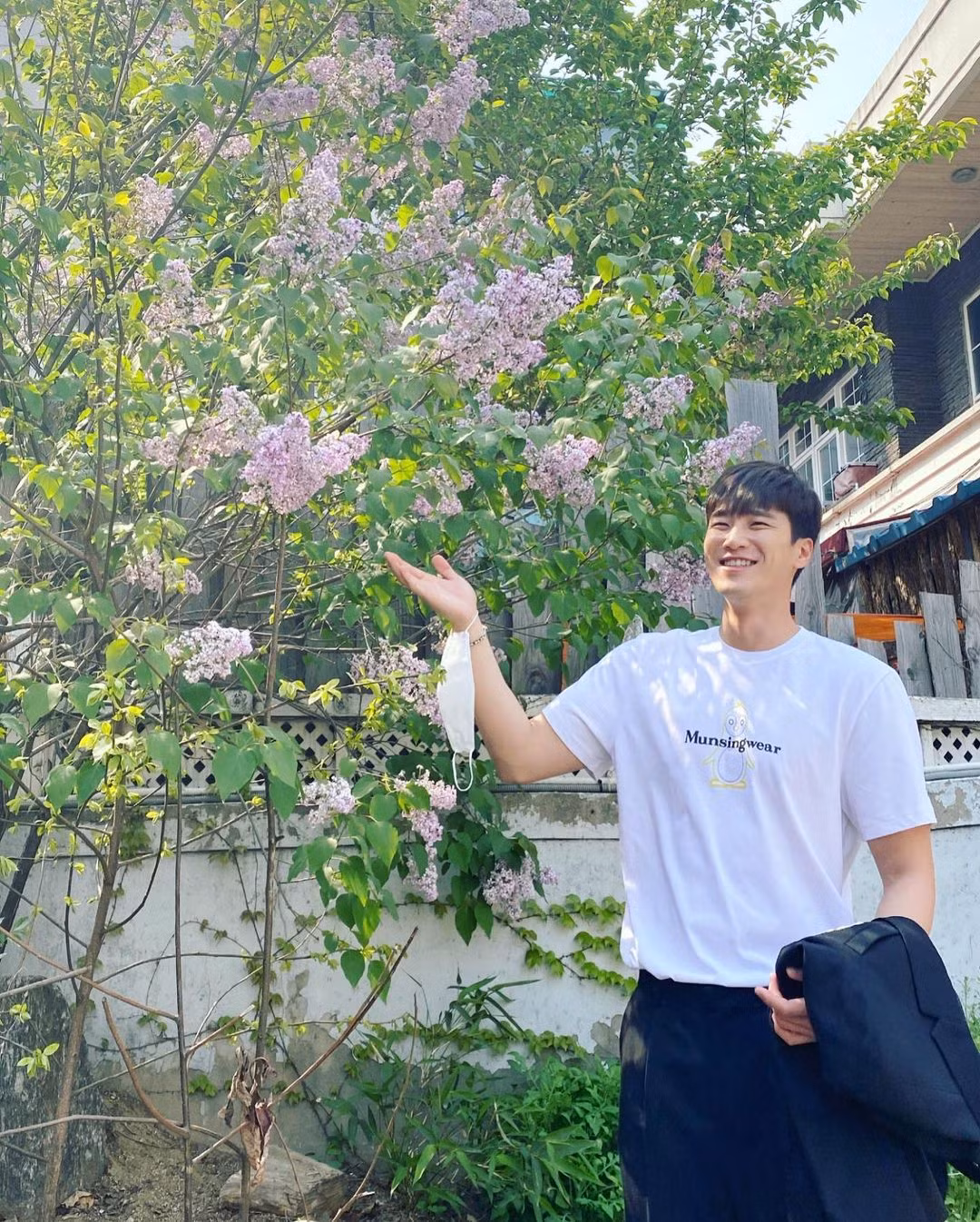 Ban trai Jisoo thường lựa chọn những tông màu cơ bản, trung tính.