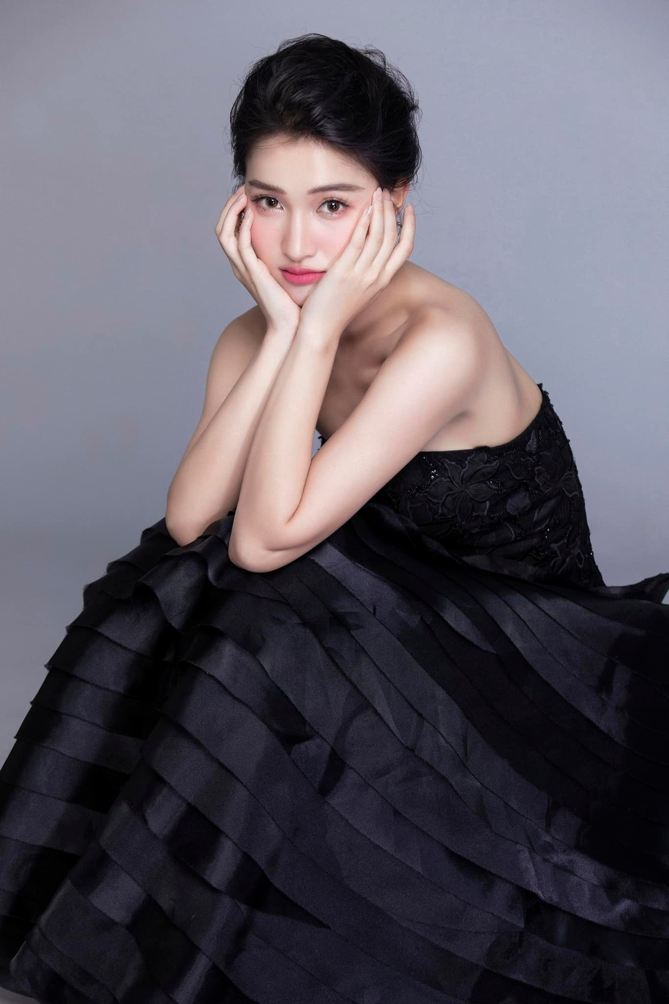 Phương Nhi đang là sinh viên năm 3 của trường Đại học Luật Hà Nội. Phương Nhi đang là sinh viên năm 3 của trường Đại học Luật Hà Nội.