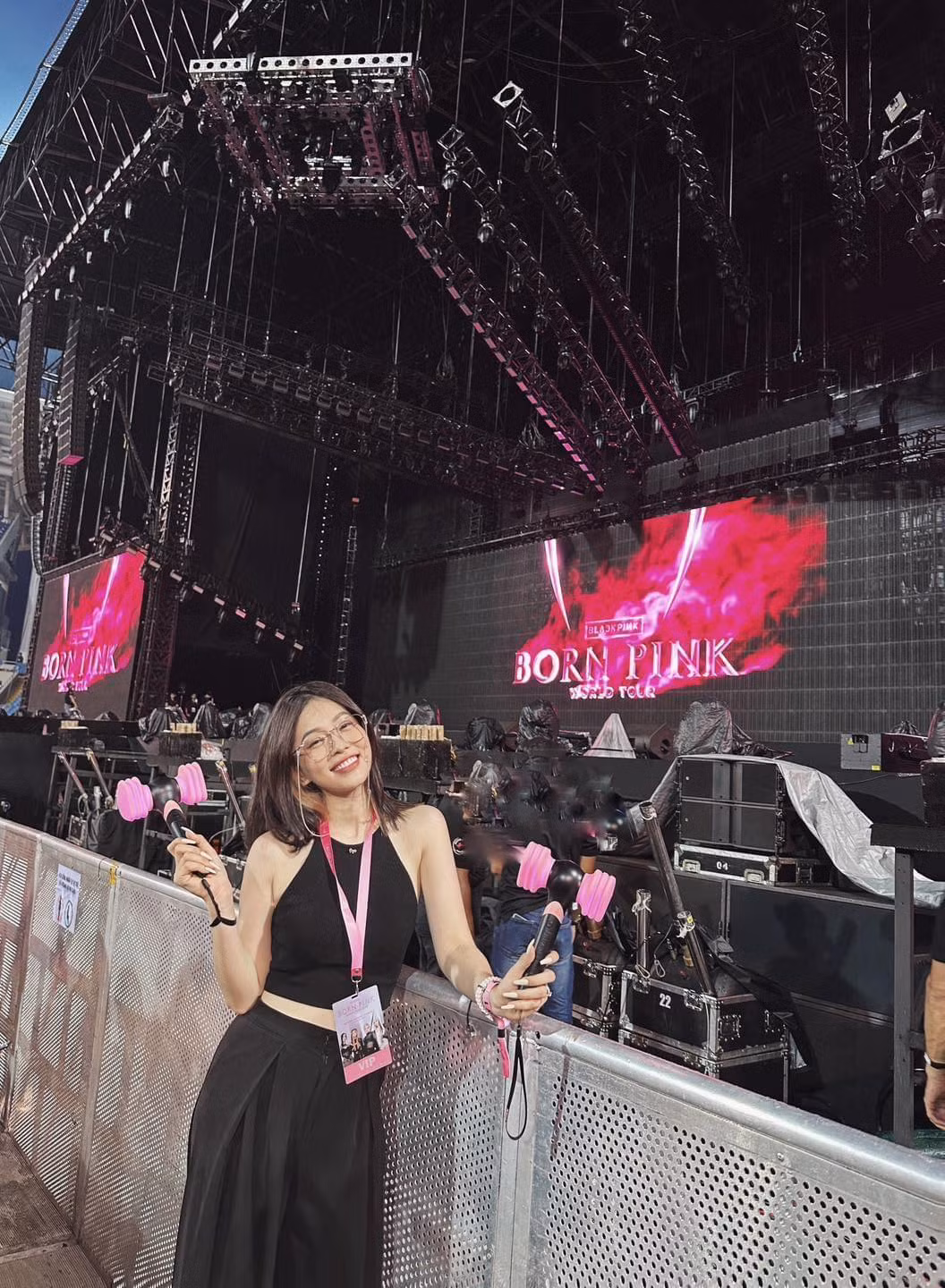 Á hậu Phương Nga, fan cứng nhóm nhạc thần tượng BLACKPINK, diện nguyên set đồ đen basic, không thể thiếu lightstick hồng làm điểm nhấn.