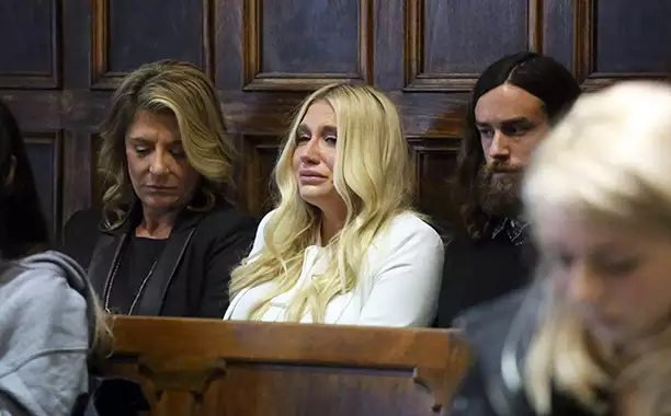 ... đến một Kesha suy sụp trước phiên tòa của chính mình.