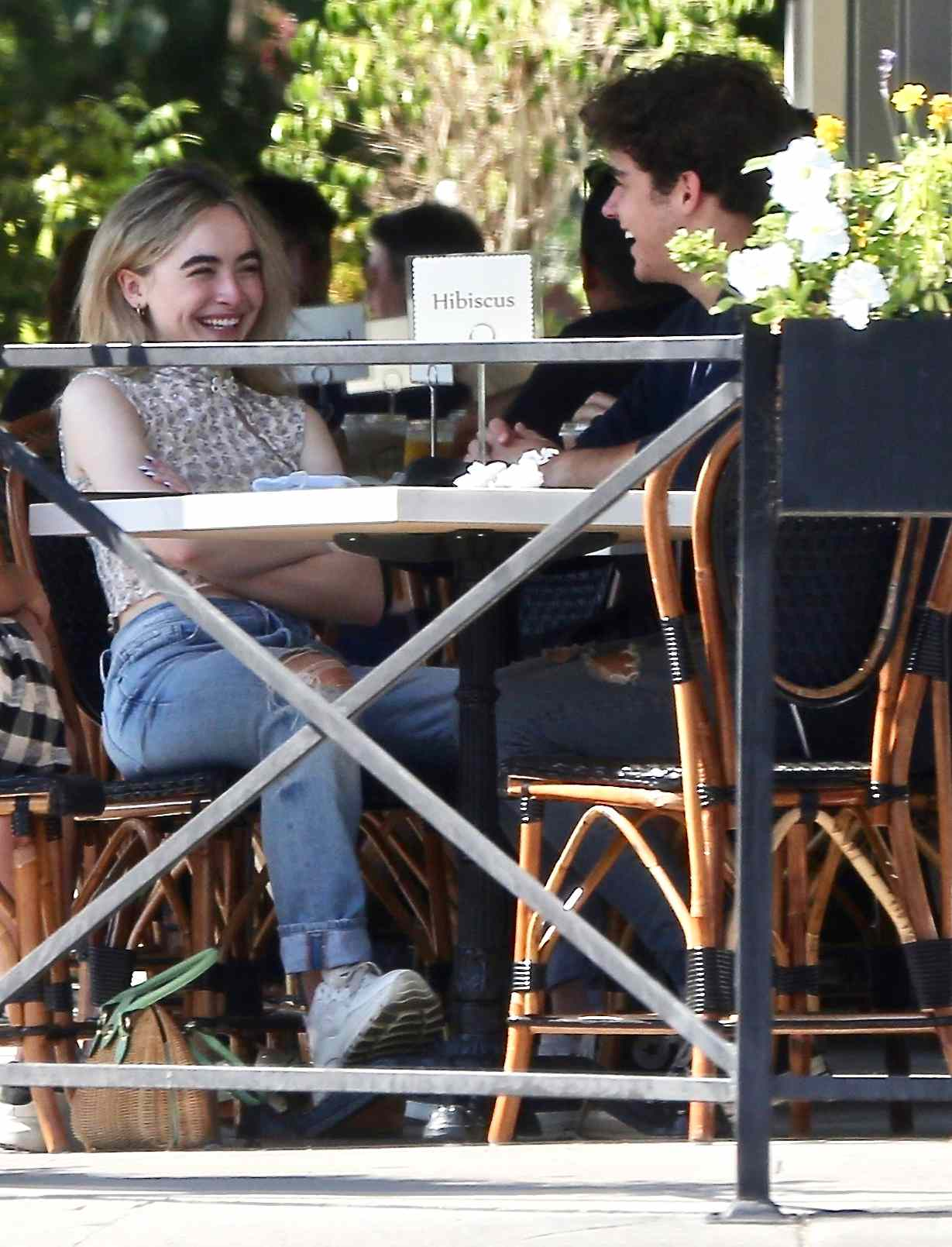 Sabrina Carpenter bị bắt gặp khi ăn trưa cùng Joshua Bassett.