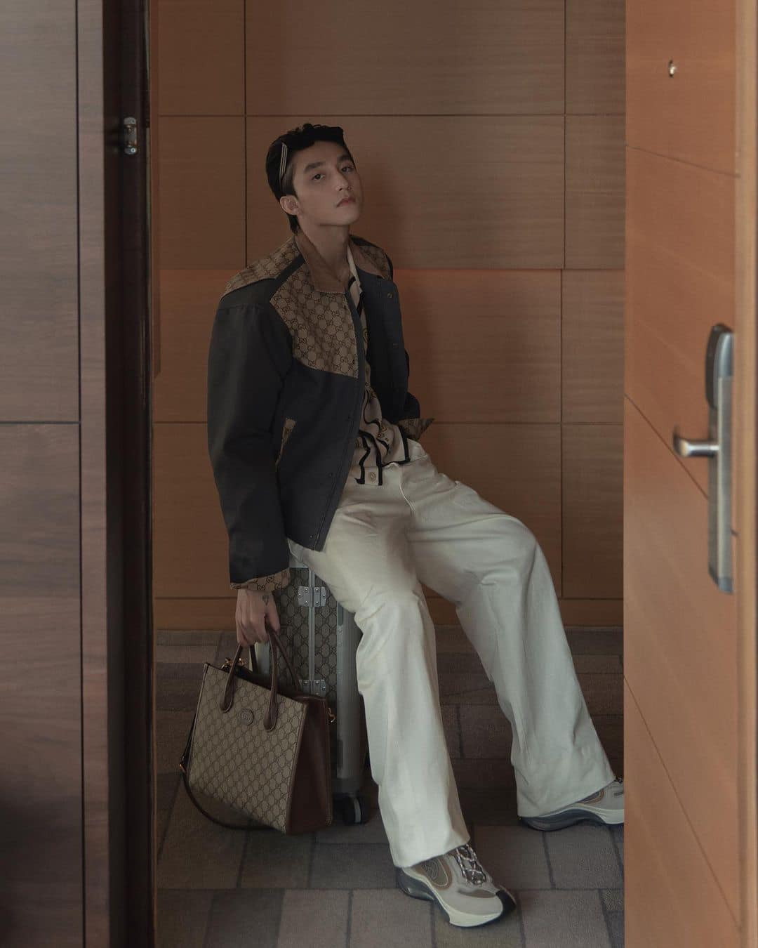 Phong cách thời trang &quot;full Gucci&quot; của nam ca sĩ.