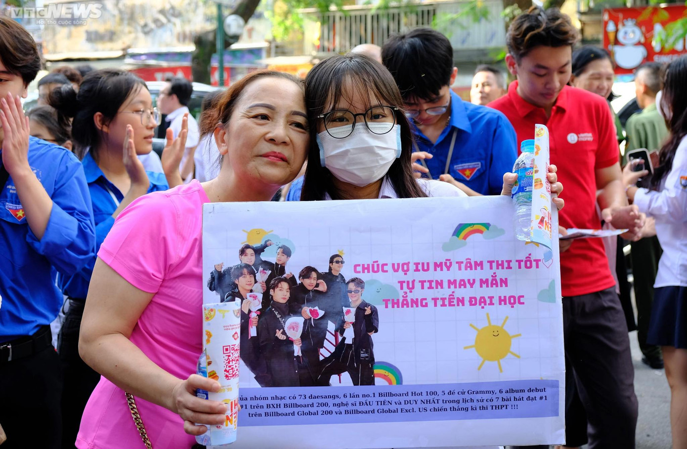 Mang hẳn ảnh thần tượng đến trường để cổ vũ con thi, đây chắc chắn là "người mẹ của năm" rồi! - Ảnh: Check-in Vietnam Mang hẳn ảnh thần tượng đến trường để cổ vũ con thi, đây chắc chắn là "người mẹ của năm" rồi! - Ảnh: Check-in Vietnam