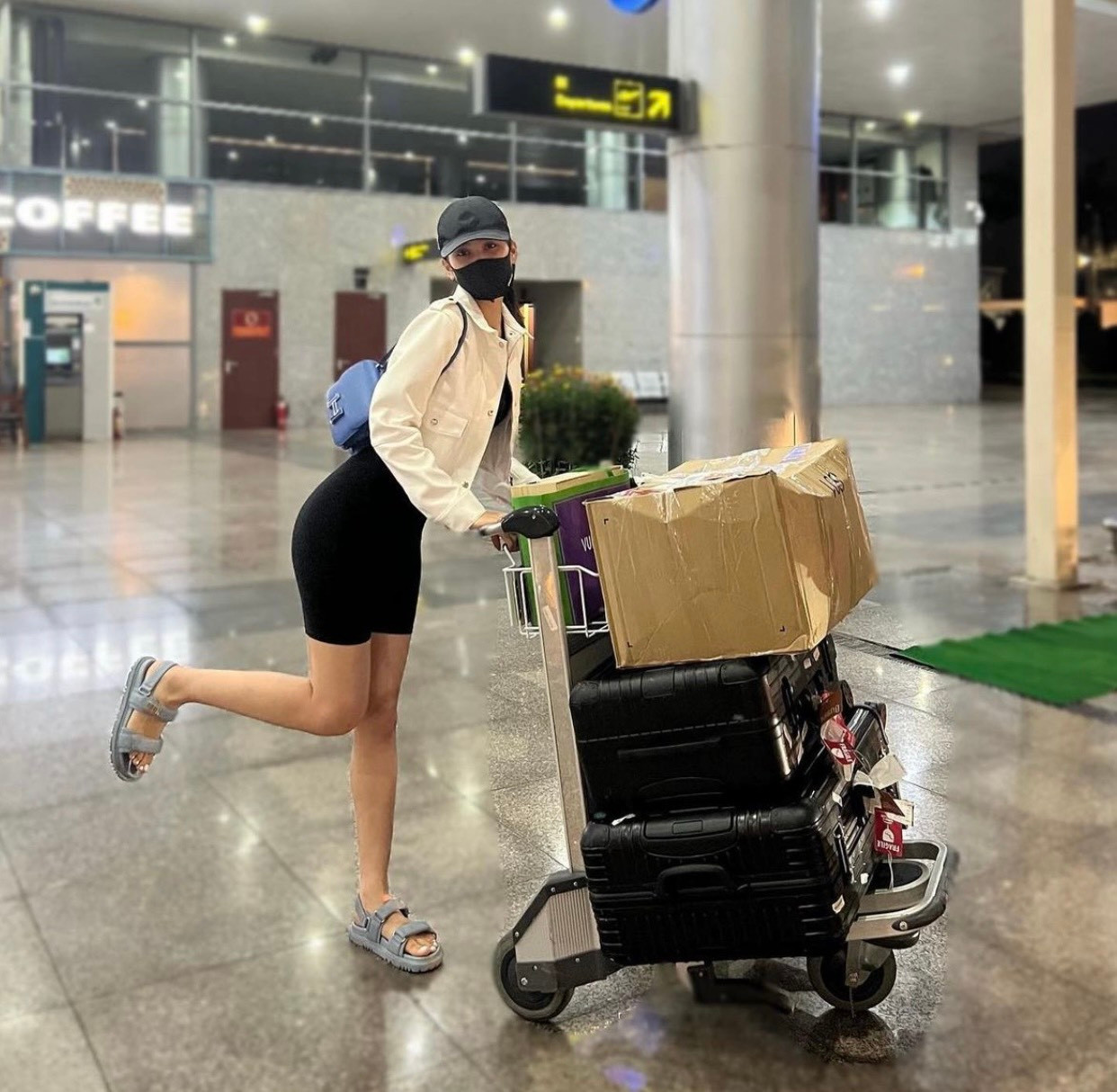 Tiểu Vy cập nhật trạng thái đã an toàn hạ cánh xuống sân bay tại quê nhà. Tiểu Vy cập nhật trạng thái đã an toàn hạ cánh xuống sân bay tại quê nhà.