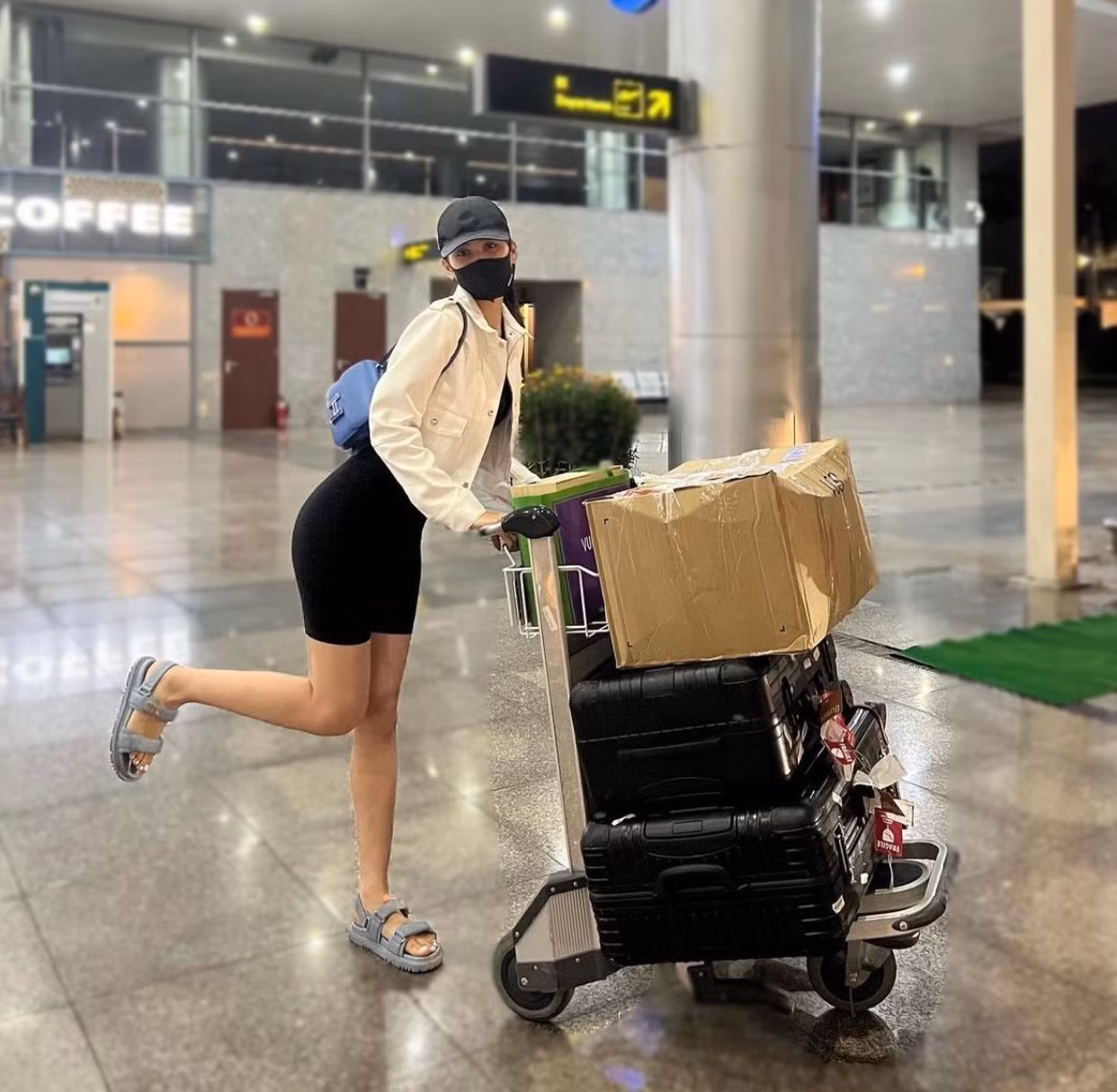 Tiểu Vy cập nhật trạng thái đã an toàn hạ cánh xuống sân bay tại quê nhà.