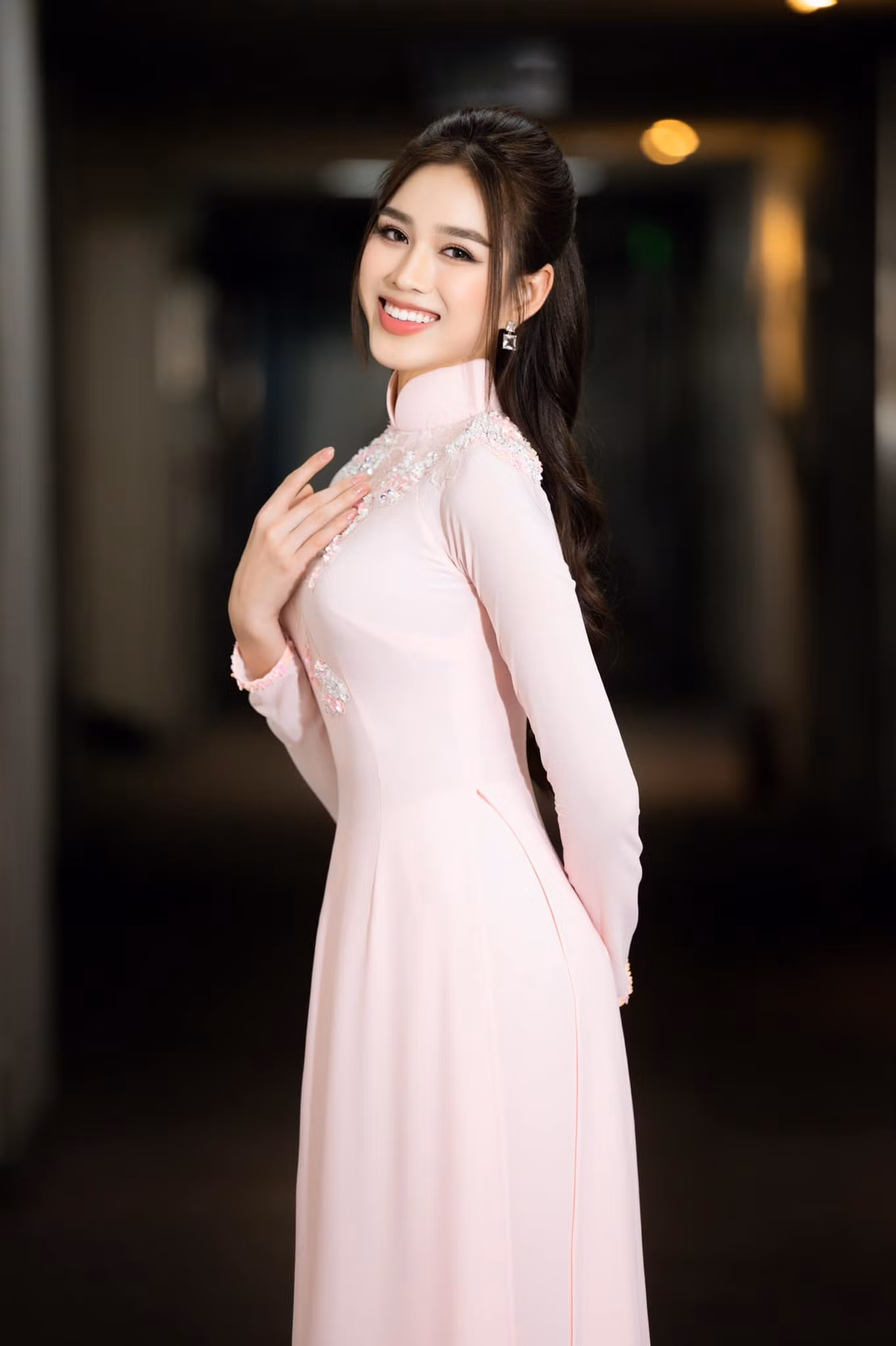 Nàng hậu từng bị netizen nghi ngờ về khả năng của mình khi đại diện Việt Nam đi thi quốc tế.