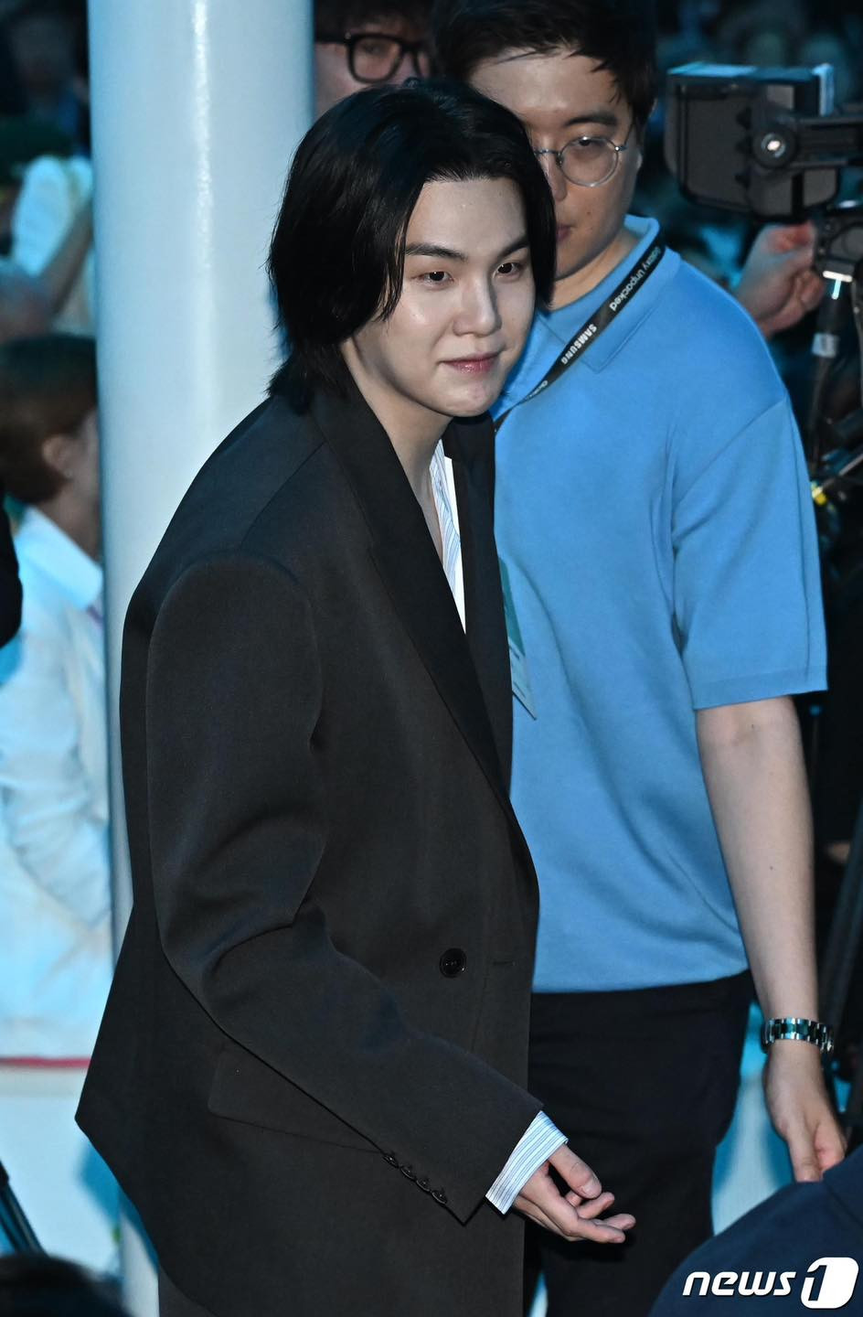 Suga BTS xuất hiện tại sự kiện với suit đen lịch lãm.